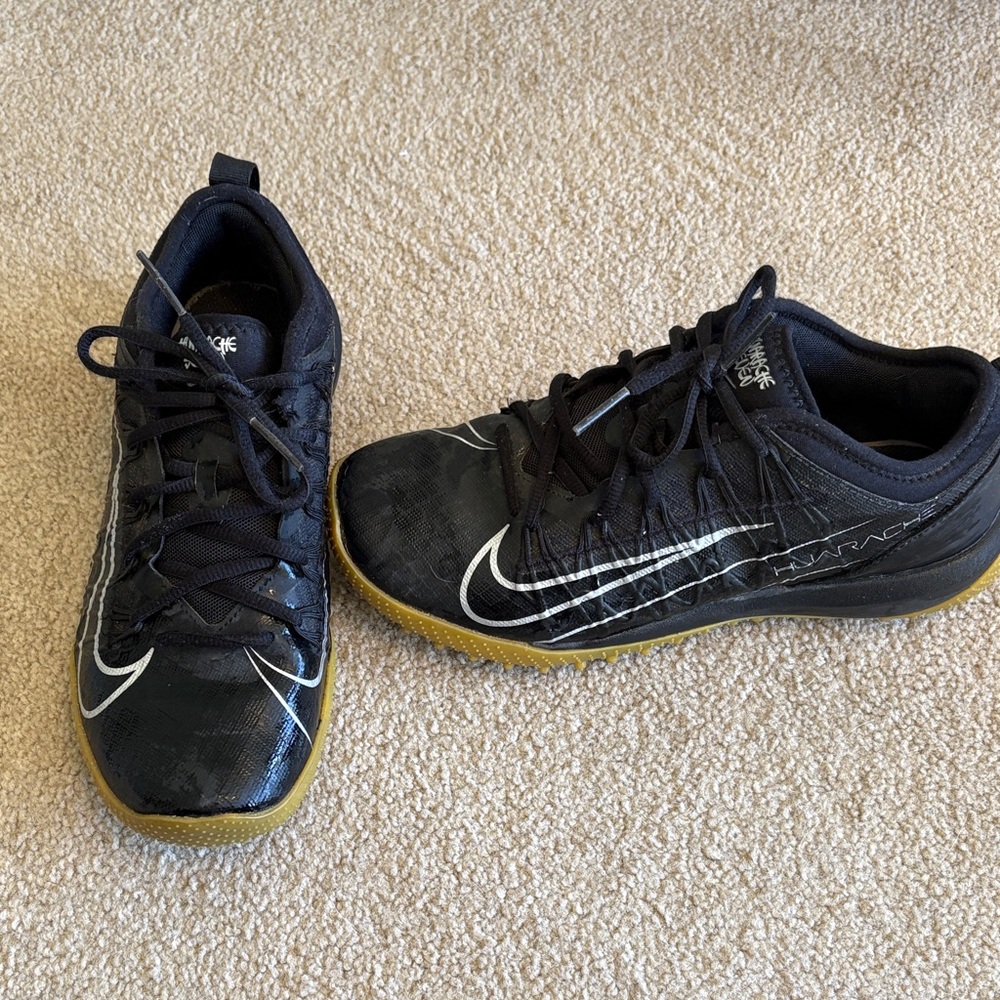 Youth lacrosse turf shoes in very good condition. Youth 5.5 Nike Huarache 7.